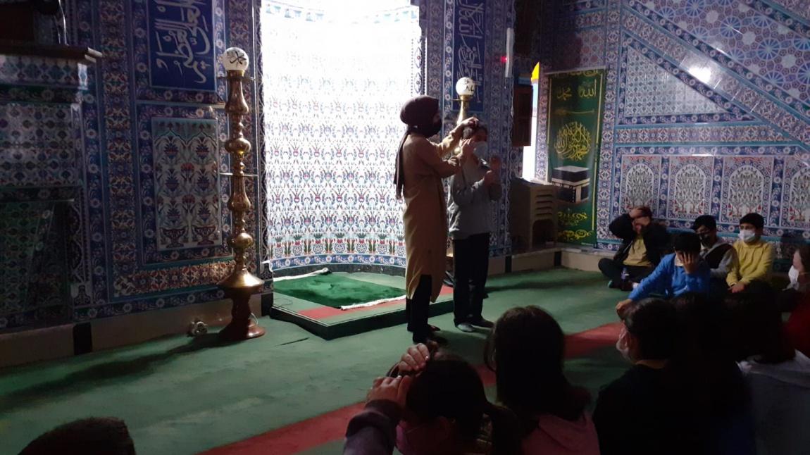 Okulumuz Öğrencileri Emine Hatun Camisini Ziyaret Ederek Uygulamalı Eğitim Faaliyeti Gerçekleştirdi
